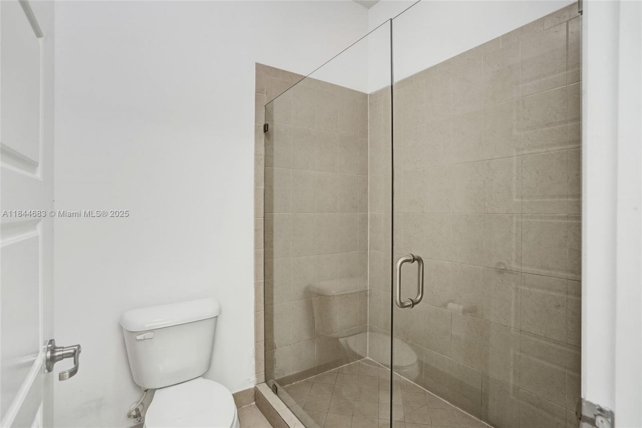 643 NE 191st Ter, Miami, FL 33179 Photo