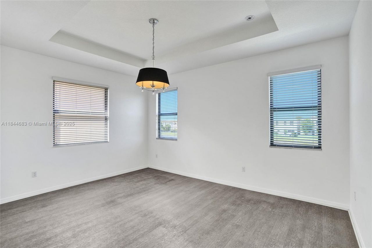 643 NE 191st Ter, Miami, FL 33179 Photo