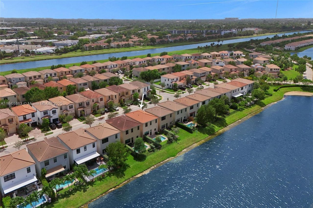 643 NE 191st Ter, Miami, FL 33179 Photo