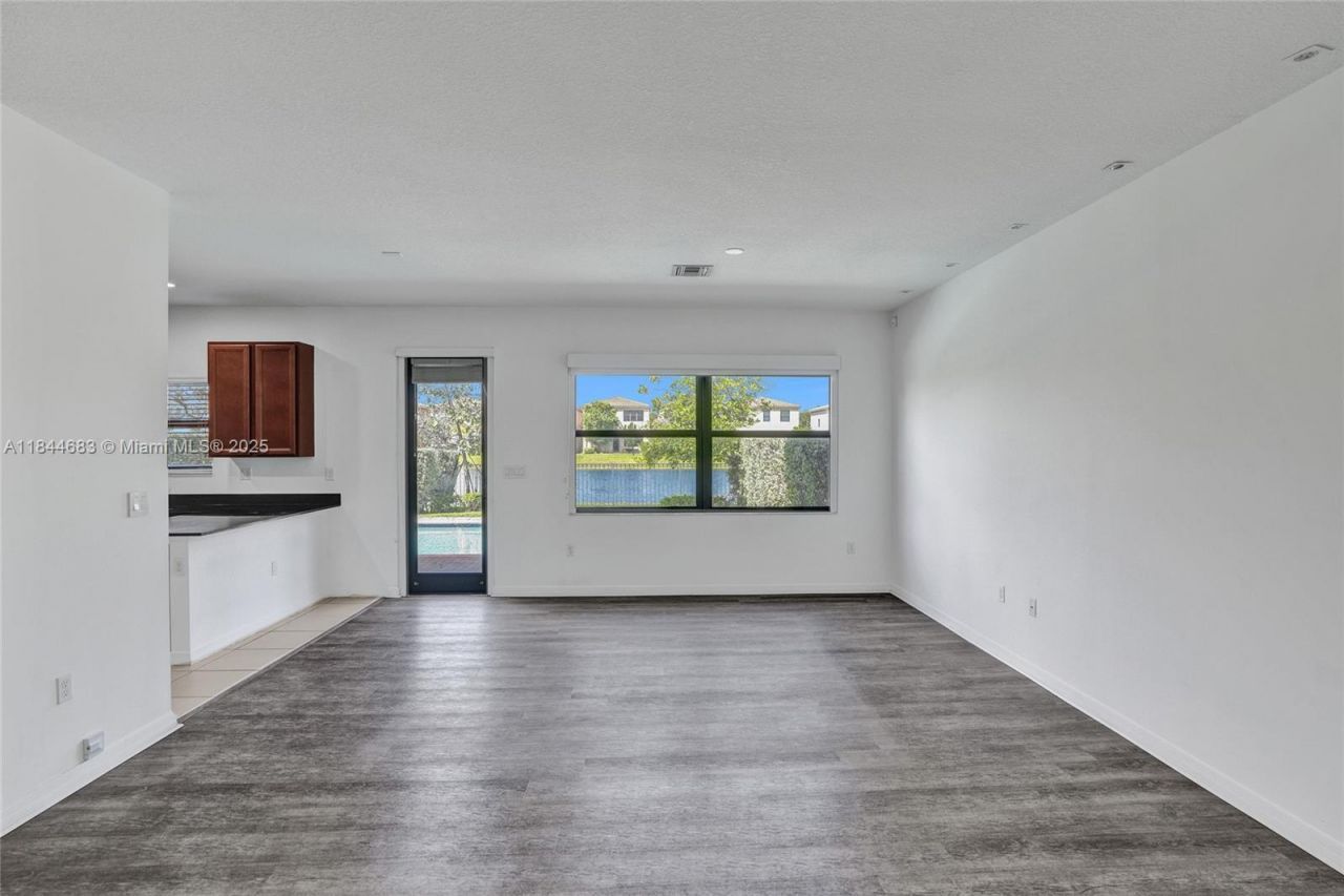 643 NE 191st Ter, Miami, FL 33179 Photo