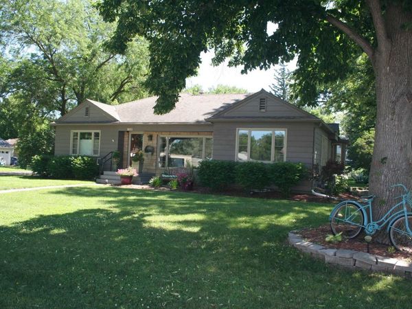 1220 Ave L, Hawarden, IA 51023