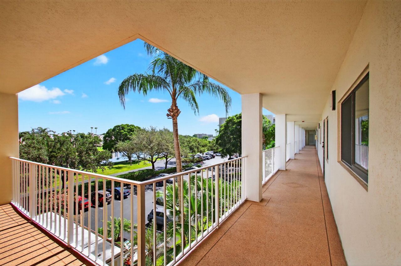7290 Kinghurst Drive, Unit 405, Delray Beach, FL 33446 Photo