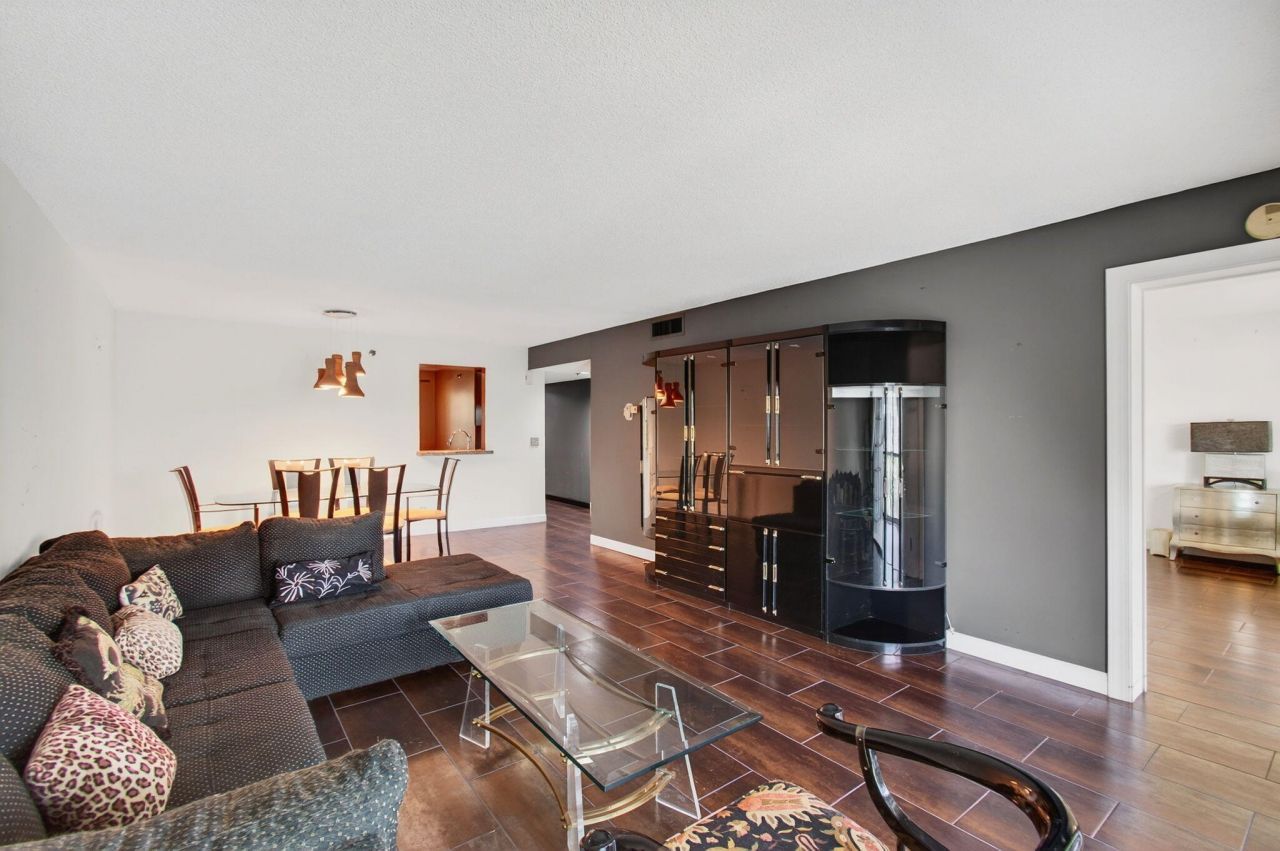 7290 Kinghurst Drive, Unit 405, Delray Beach, FL 33446 Photo