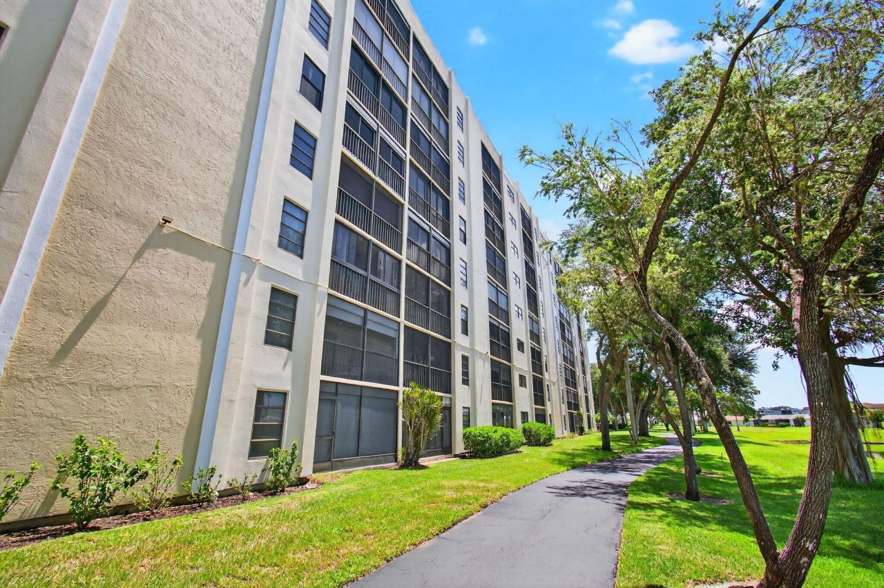 7290 Kinghurst Drive, Unit 405, Delray Beach, FL 33446 Photo