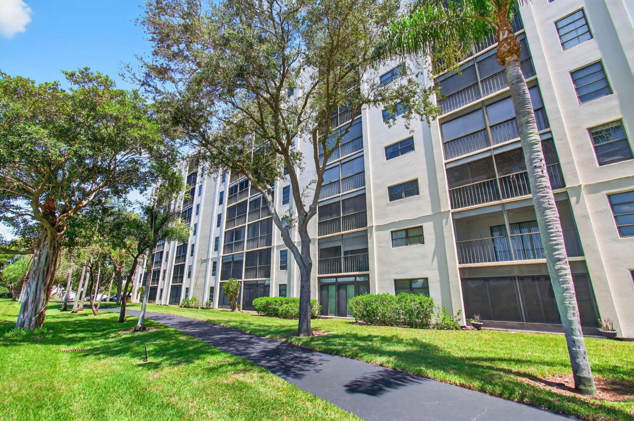 7290 Kinghurst Drive, Unit 405, Delray Beach, FL 33446 Photo