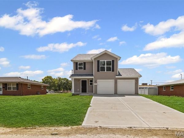 24 Queensway Drive, Belleville, IL 62226