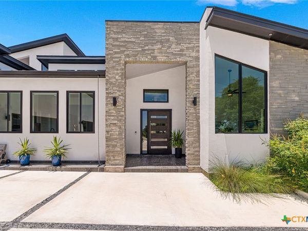 690 Kings Point Drive , Canyon Lake, TX 78133