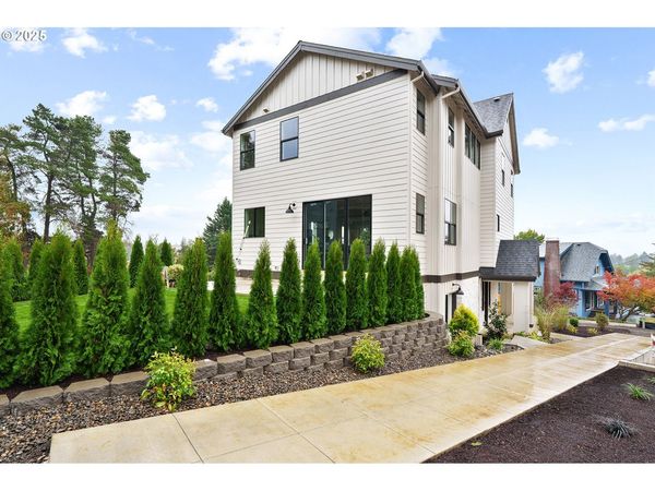 6008 SW 18th DR, Portland, OR 97239