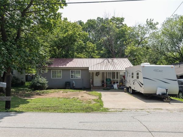1034 S Washington Avenue, Fayetteville, AR 72701