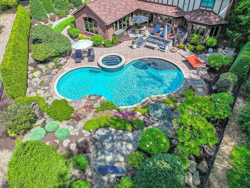 780 Village Circle, Gates Mills, OH 44040 Photo 1