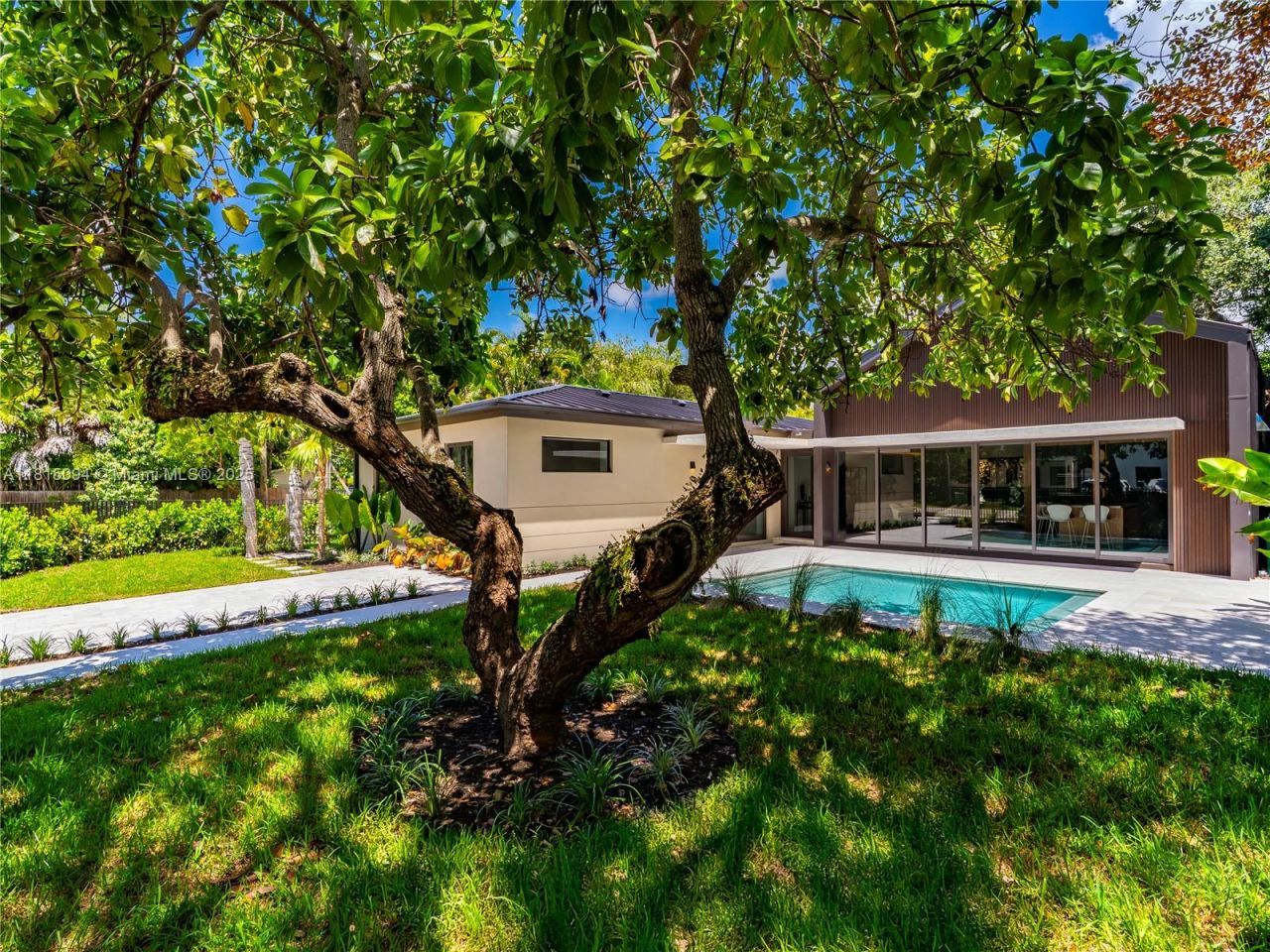 2777 Calusa St, Miami, FL 33133 Photo