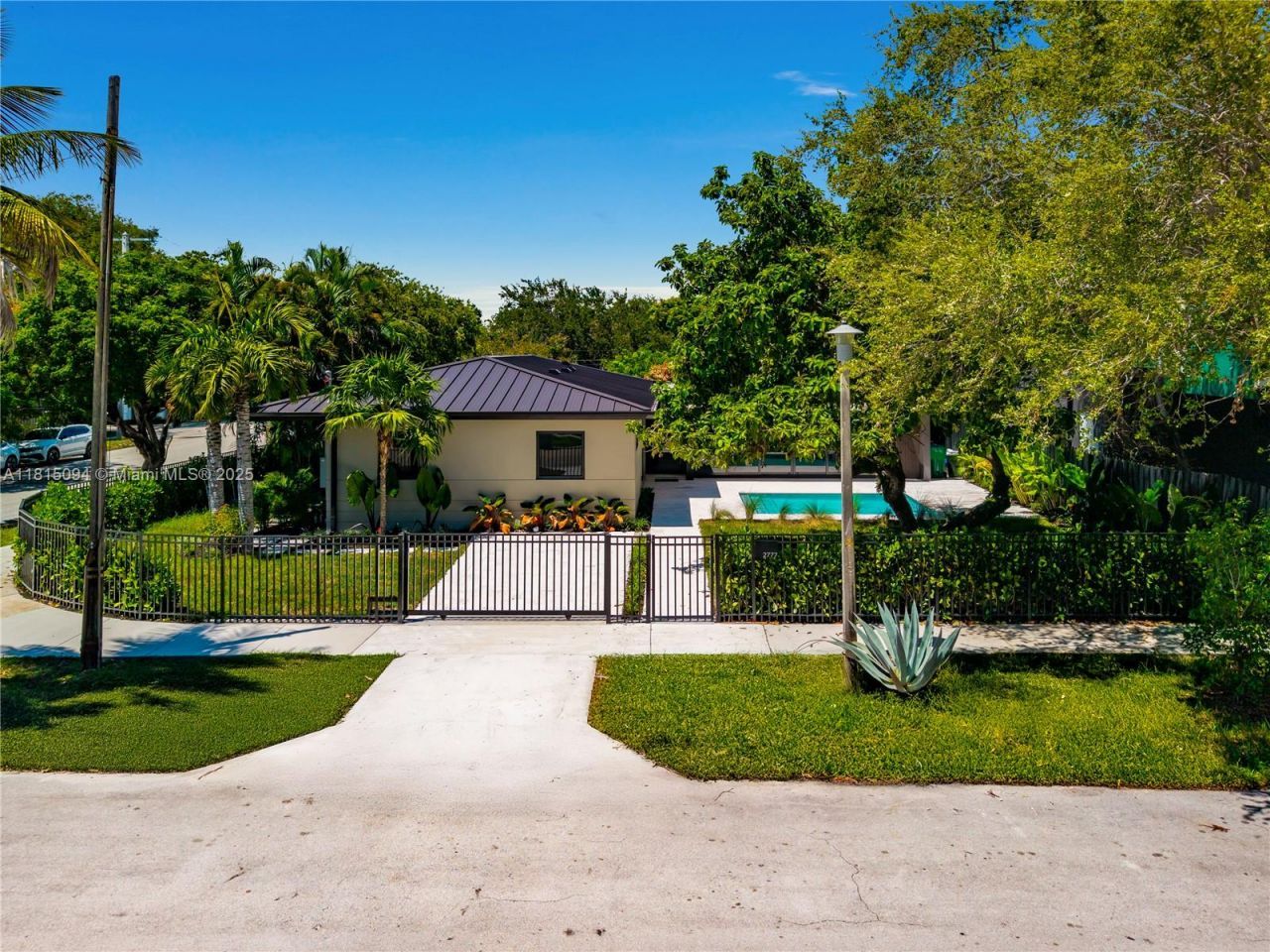 2777 Calusa St, Miami, FL 33133 Photo