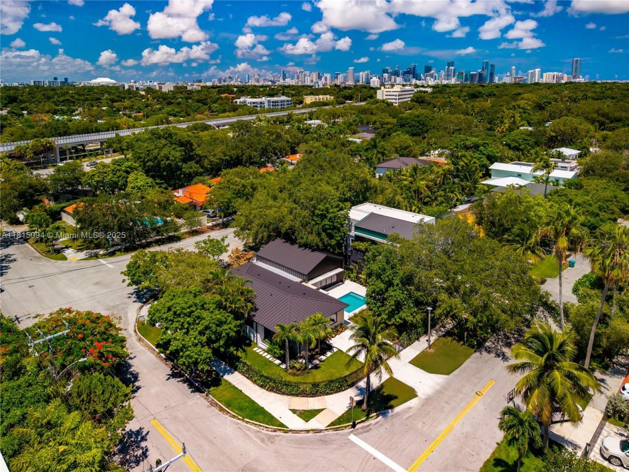 2777 Calusa St, Miami, FL 33133 Photo