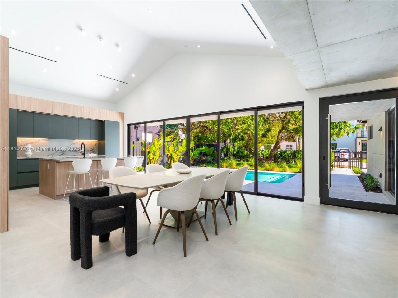 2777 Calusa St, Miami, FL 33133 Photo