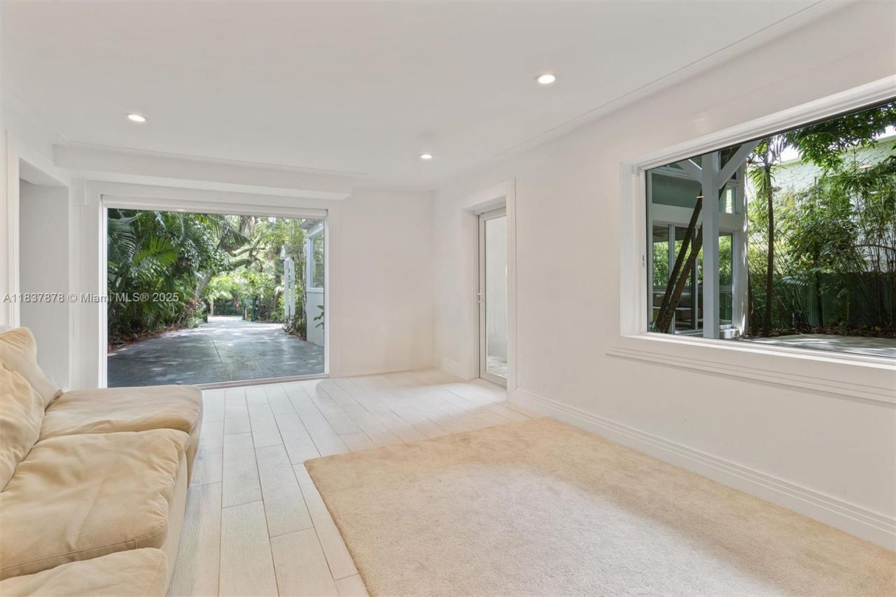 4286 S Douglas Rd, Miami, FL 33133 Photo