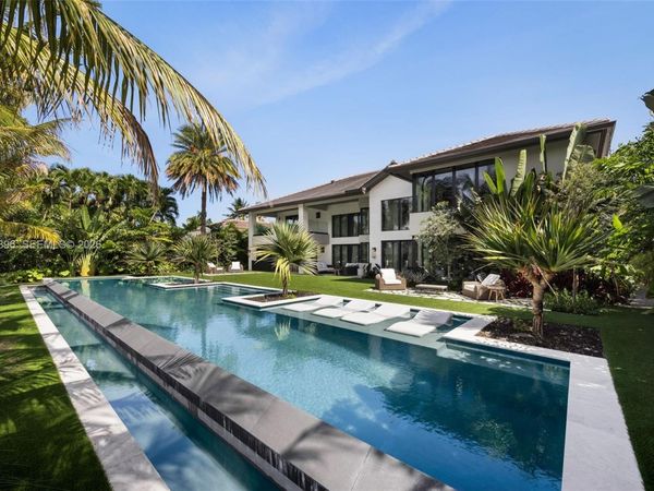 110 Holiday Dr, Hallandale Beach, FL 33009