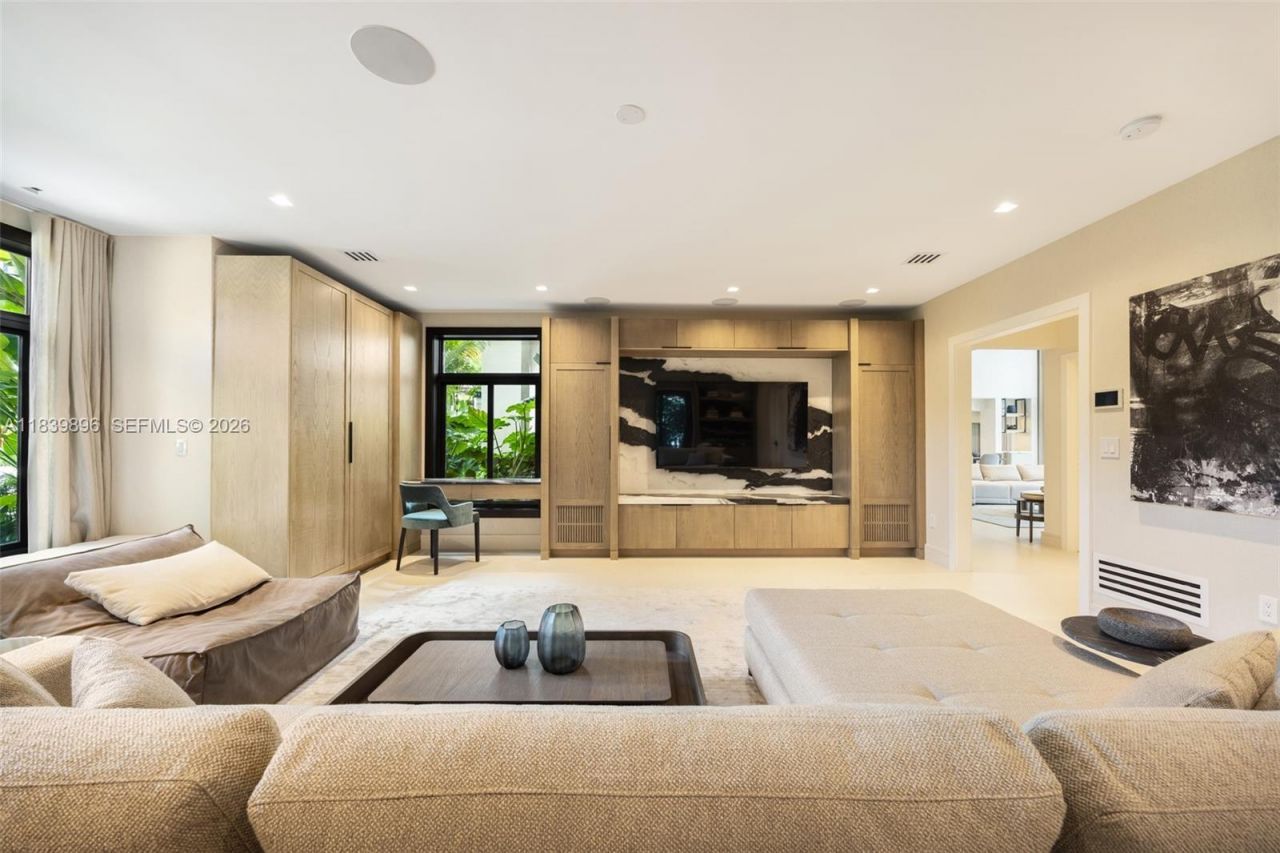 110 Holiday Dr, Hallandale Beach, FL 33009 Photo