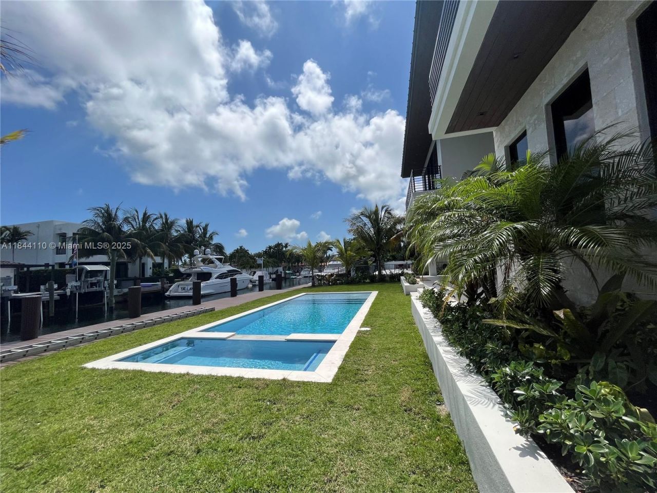 13085 Coronado Ter, North Miami, FL 33181 Photo