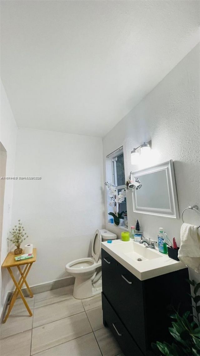 876 SW 2nd St, Miami, FL 33130 Photo