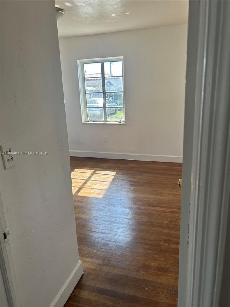 876 SW 2nd St, Miami, FL 33130 Photo