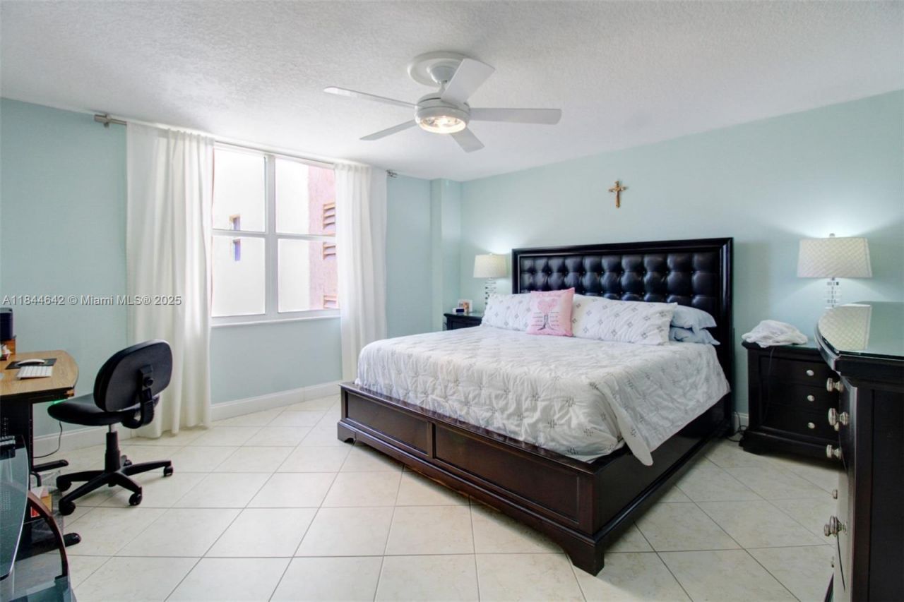 1865 S Ocean Dr, Unit 4H, Hallandale Beach, FL 33009 Photo