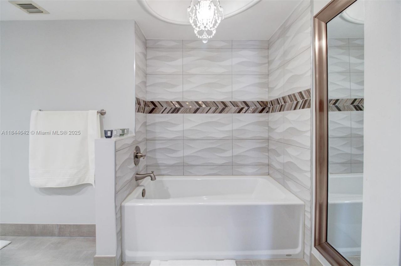 1865 S Ocean Dr, Unit 4H, Hallandale Beach, FL 33009 Photo