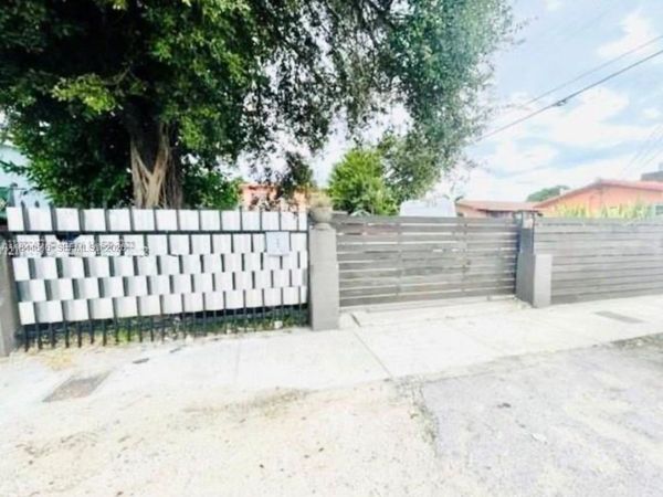 2215 NW 33rd St, Miami, FL 33142