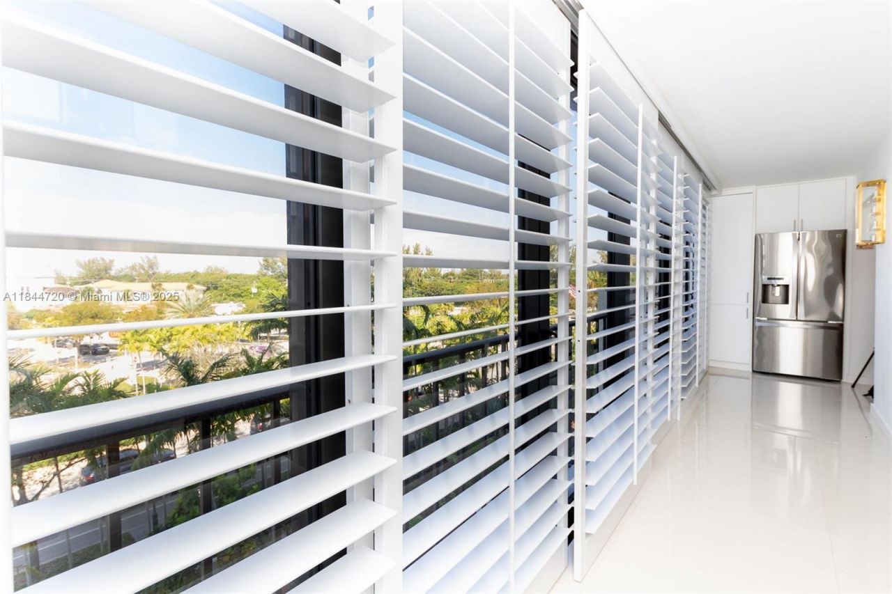 77 Crandon Blvd, Unit 5B, Key Biscayne, FL 33149 Photo