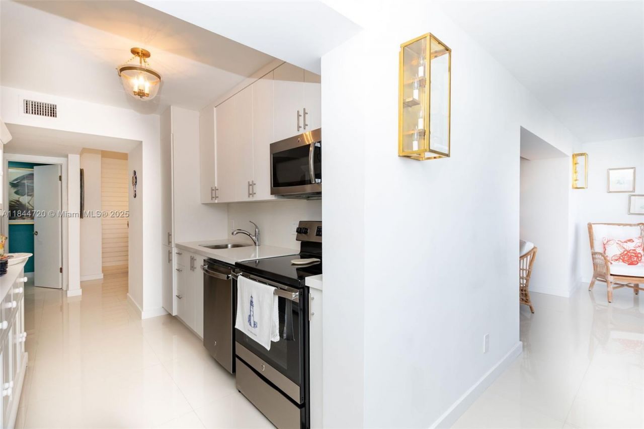 77 Crandon Blvd, Unit 5B, Key Biscayne, FL 33149 Photo