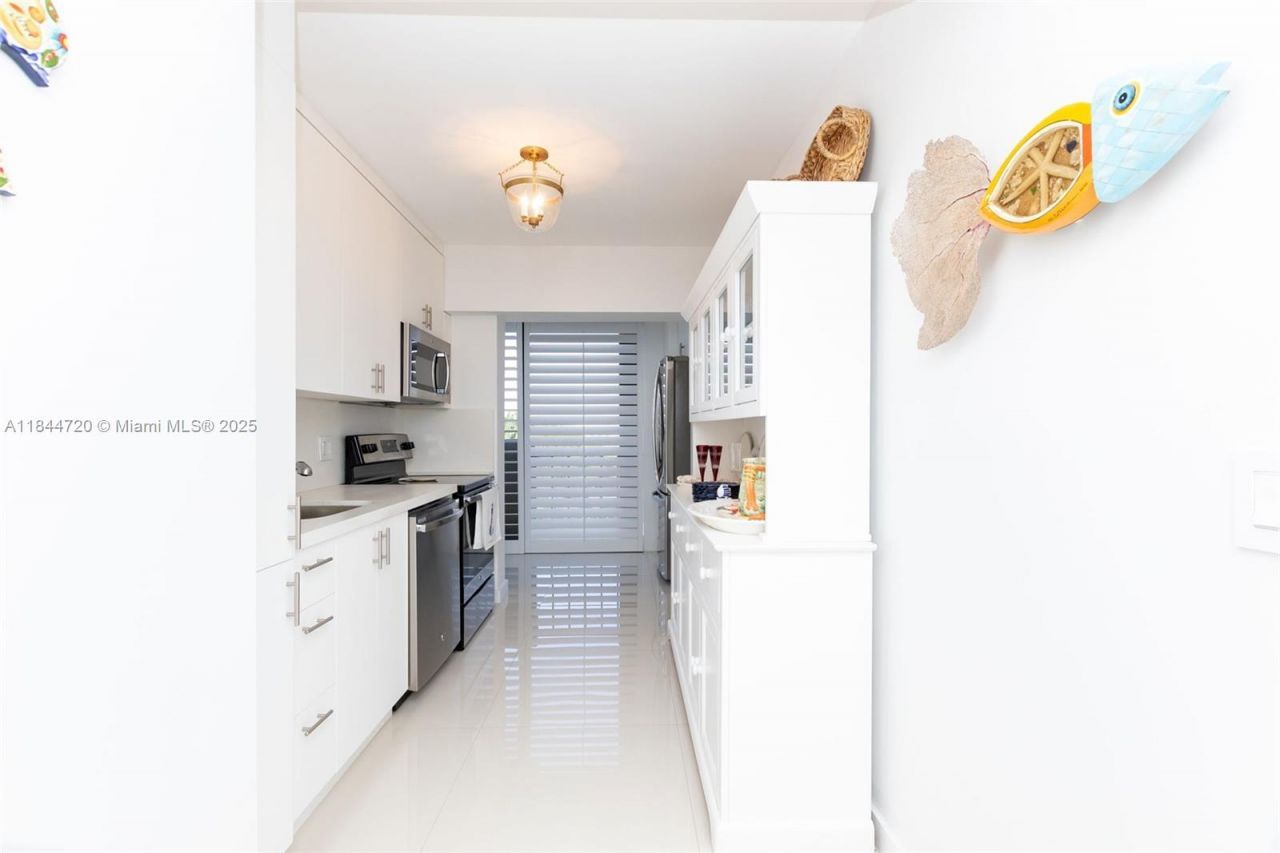 77 Crandon Blvd, Unit 5B, Key Biscayne, FL 33149 Photo