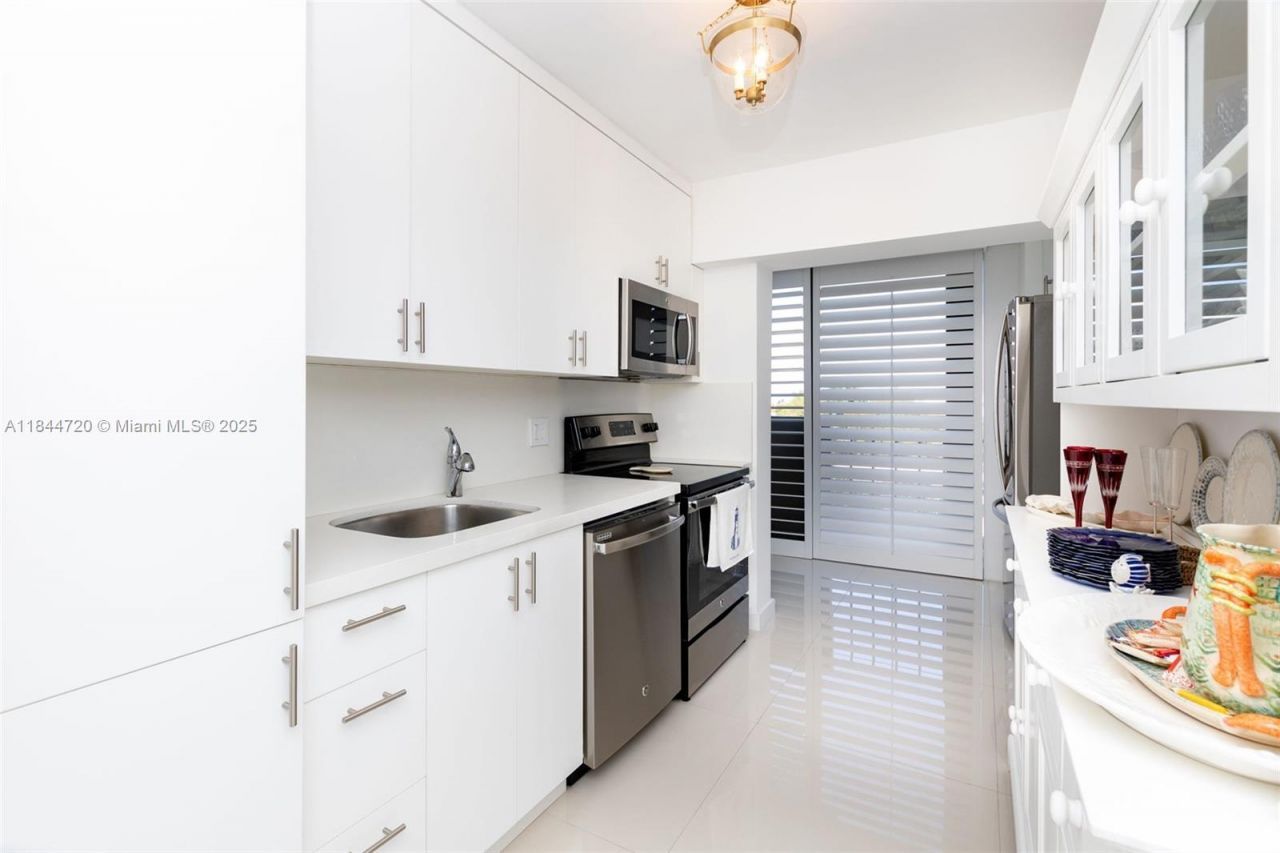 77 Crandon Blvd, Unit 5B, Key Biscayne, FL 33149 Photo