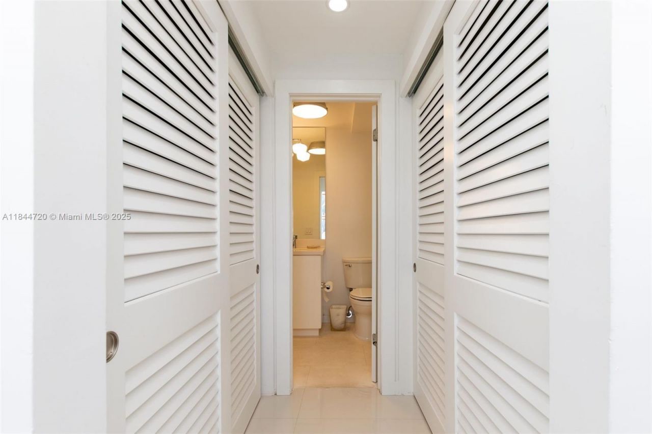 77 Crandon Blvd, Unit 5B, Key Biscayne, FL 33149 Photo