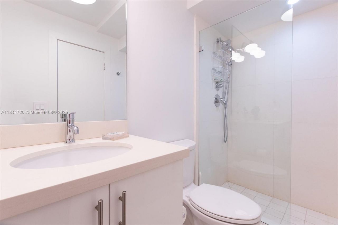 77 Crandon Blvd, Unit 5B, Key Biscayne, FL 33149 Photo