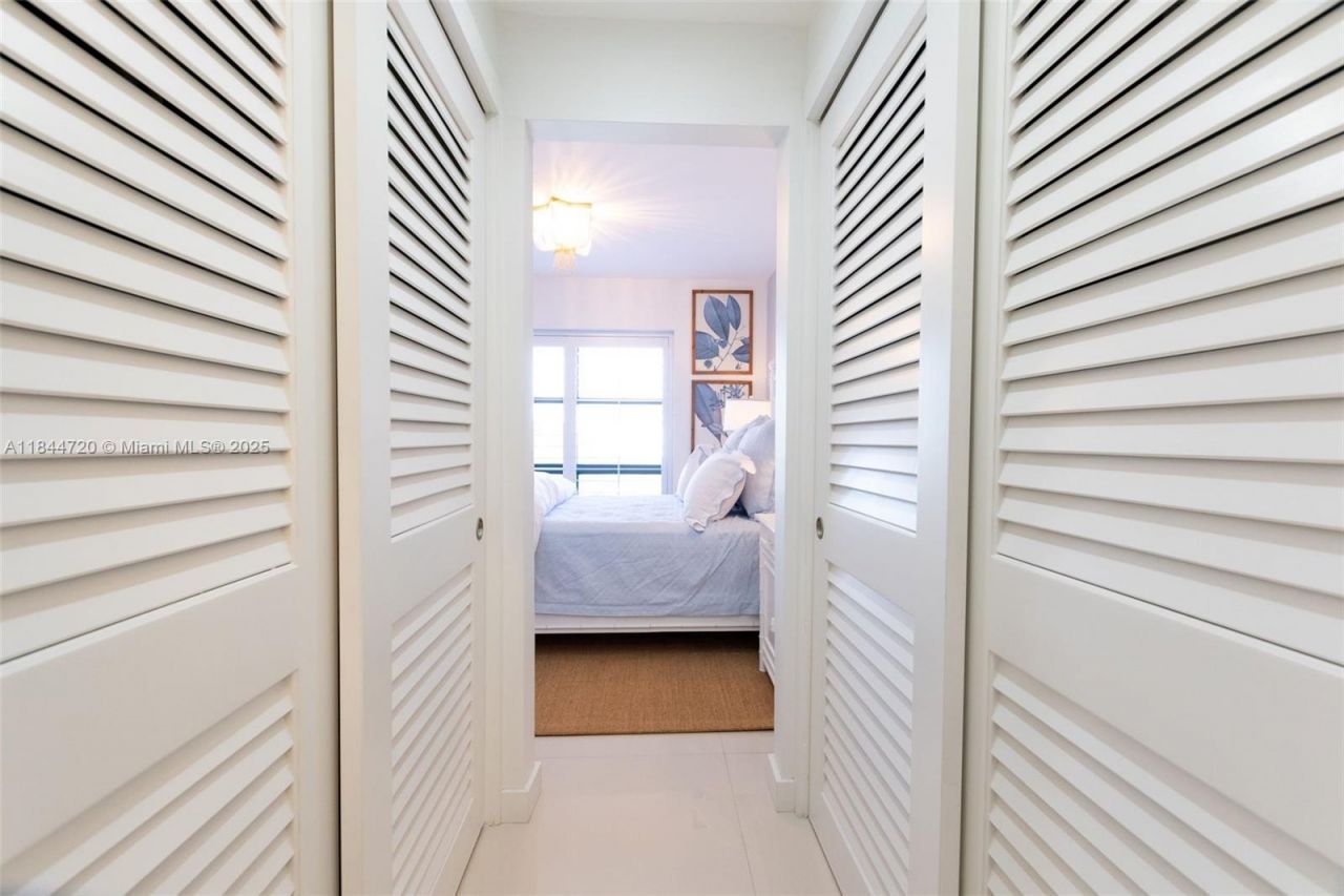 77 Crandon Blvd, Unit 5B, Key Biscayne, FL 33149 Photo