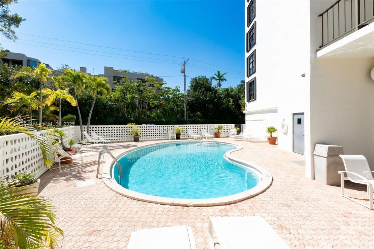 77 Crandon Blvd, Unit 5B, Key Biscayne, FL 33149 Photo