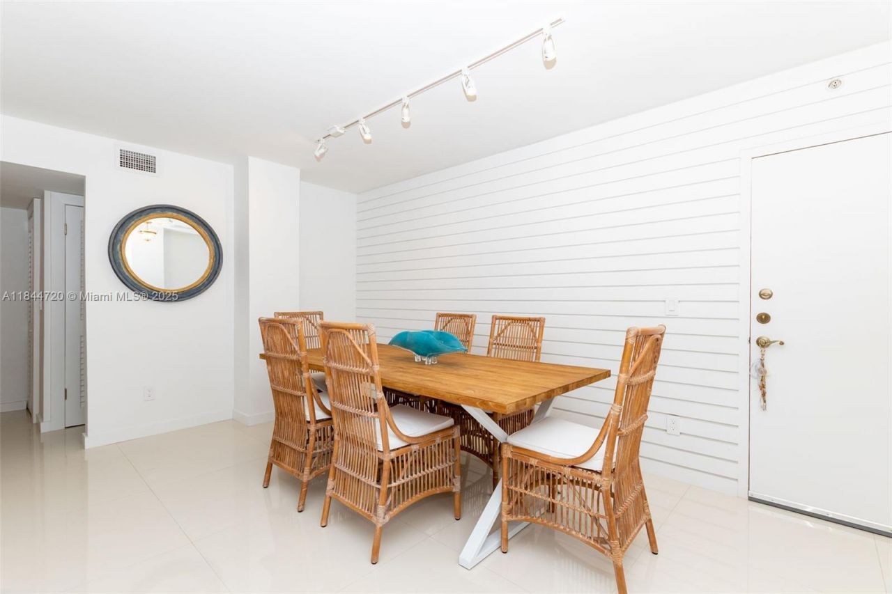 77 Crandon Blvd, Unit 5B, Key Biscayne, FL 33149 Photo