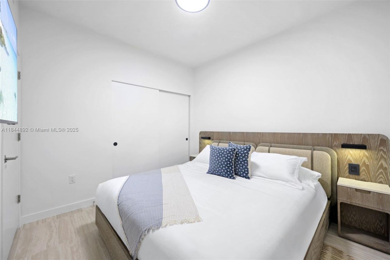 580 72nd St, Unit 1603, Miami Beach, FL 33141 Photo