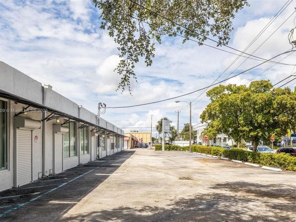 2090 NW 21st St, Miami, FL 33142