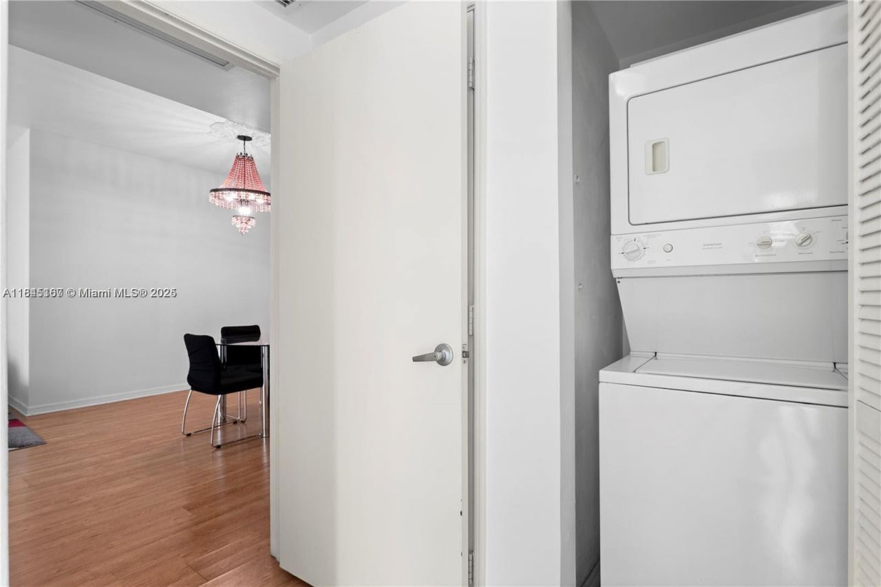 950 Brickell Bay Dr, Unit 501, Miami, FL 33131 Photo