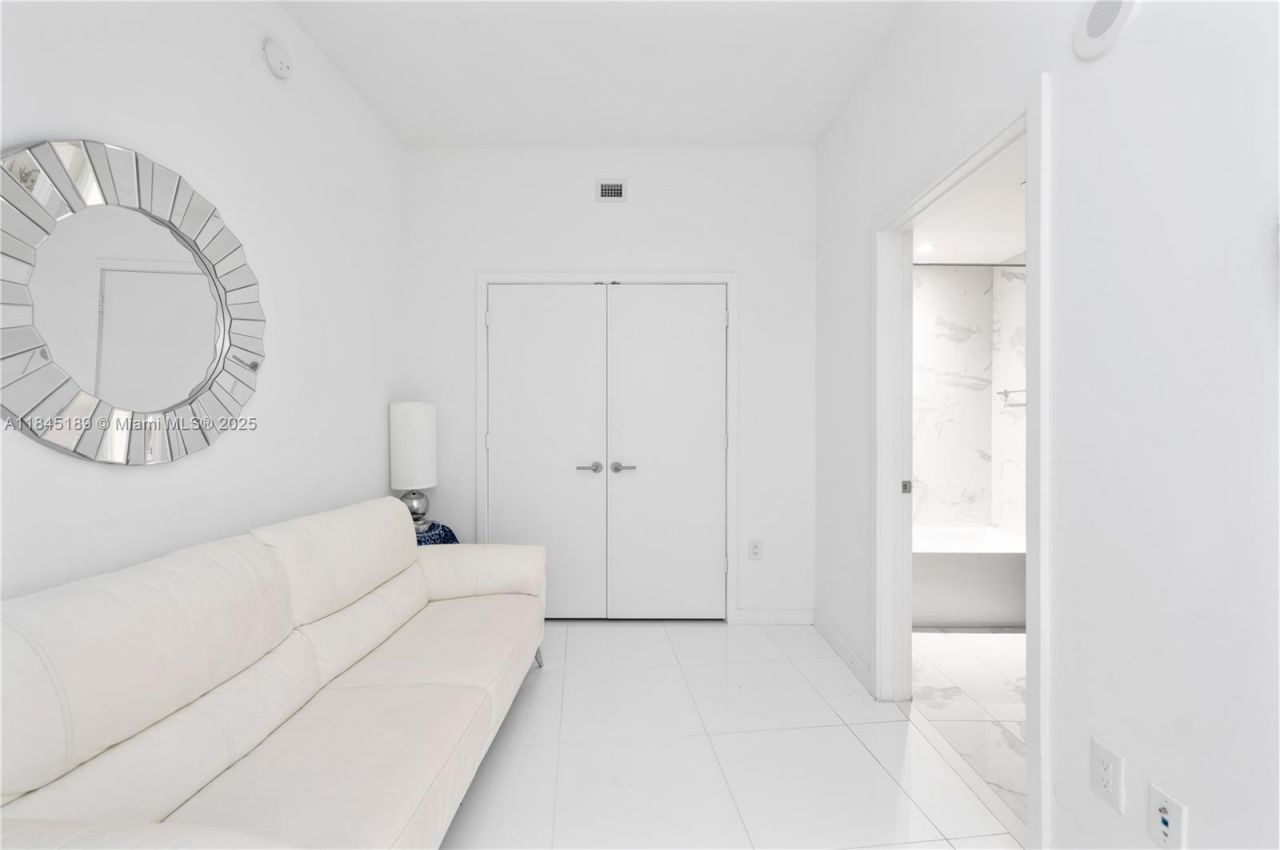 851 NE 1st Ave, Unit 1410, Miami, FL 33132 Photo