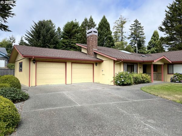 849 BROOKHAVEN DR, Unit 11A, Brookings, OR 97415