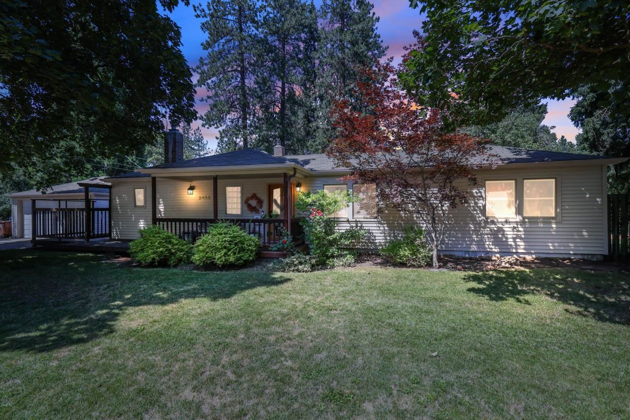 2433 E Girard Pl, Spokane, WA 99223 Main Photo