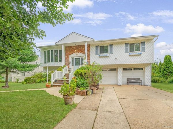 52 North Drive, Manhasset Hills, NY 11040