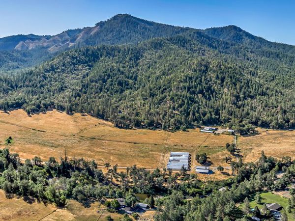 9820 E Evans Creek Road, Rogue River, OR 97537