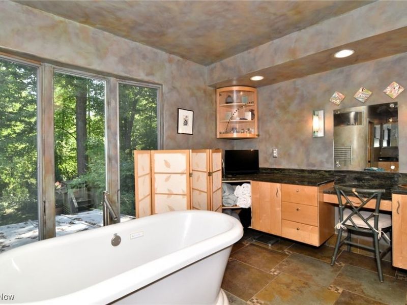 30700 Ainsworth Drive, Cleveland, OH 44124 Photo 22