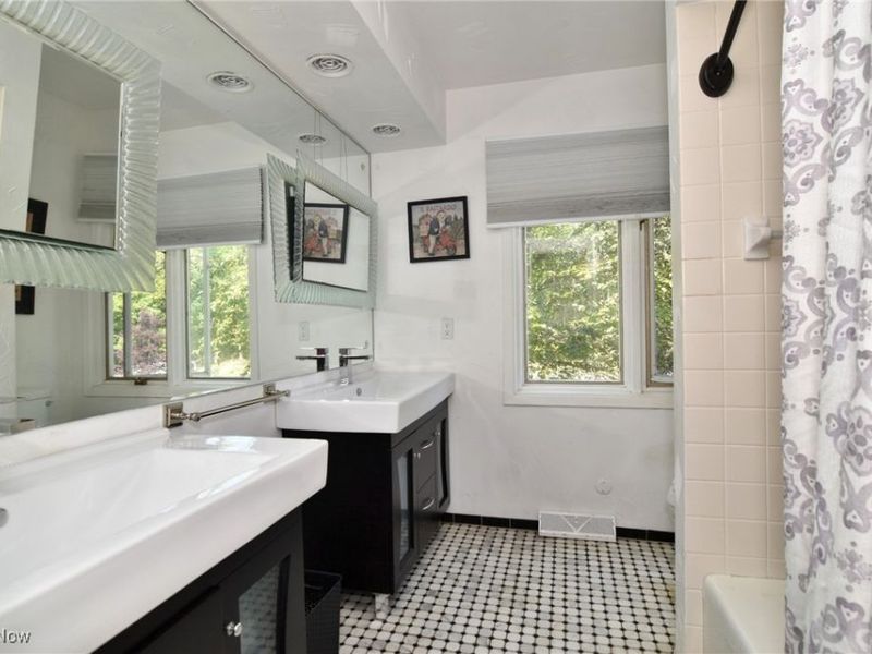 30700 Ainsworth Drive, Cleveland, OH 44124 Photo 27