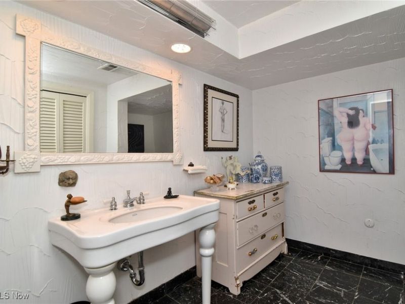 30700 Ainsworth Drive, Cleveland, OH 44124 Photo 37