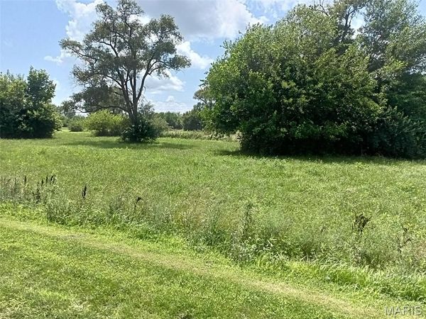 185 MONTGOMERY Street, Nokomis, IL 62075