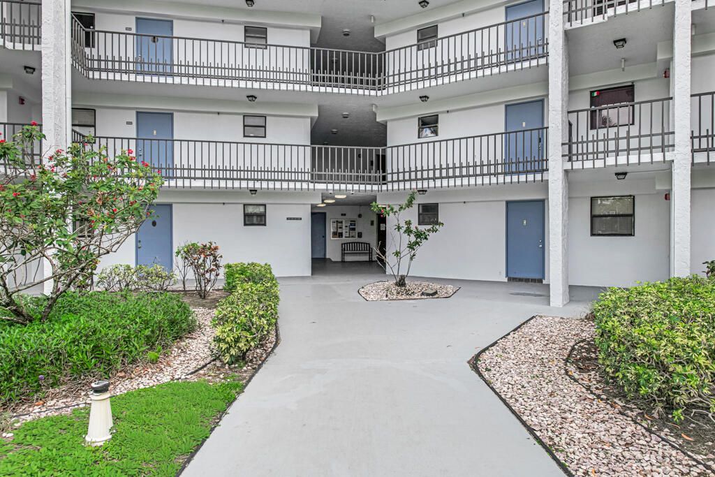 4640 Lucerne Lakes Boulevard, Unit 206, Lake Worth, FL 33467 Photo