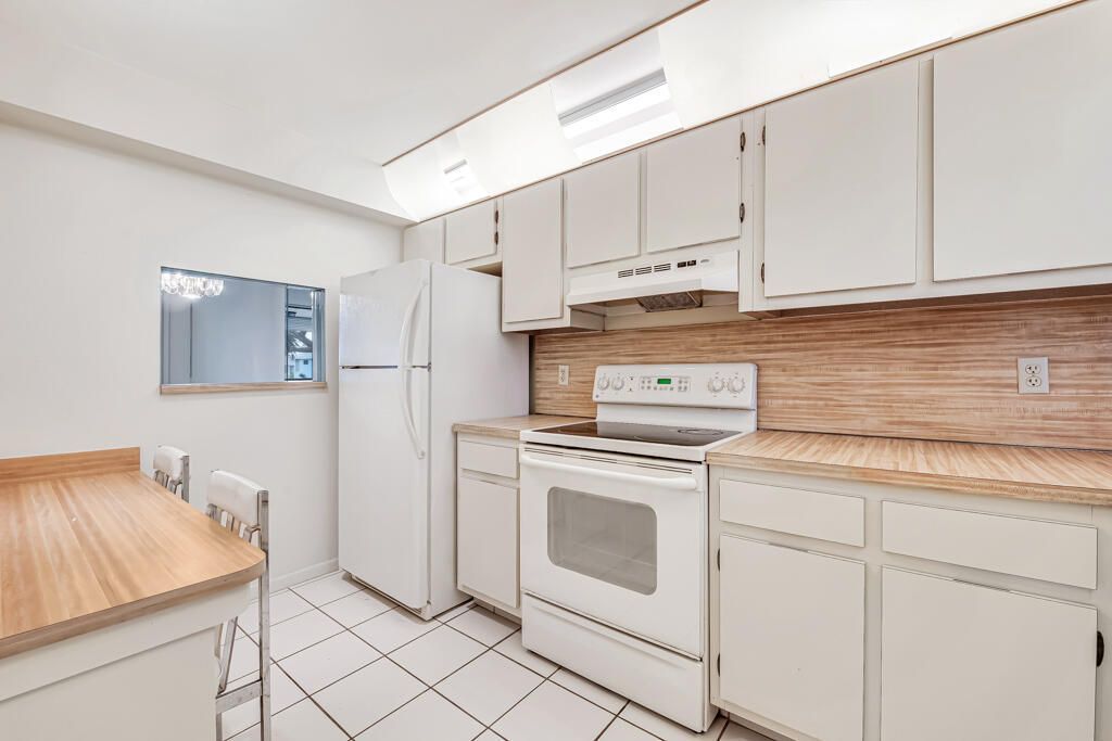4640 Lucerne Lakes Boulevard, Unit 206, Lake Worth, FL 33467 Photo